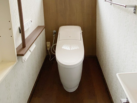 トイレリフォーム木目調のアクセントクロスが印象的なトイレ