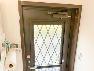 エクステリアリフォーム 扉を閉めたまま換気できる、防犯性能の高い勝手口ドア