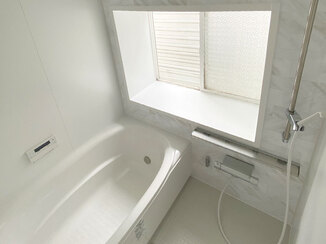 バスルームリフォーム 白を基調とした、明るく清潔感のあるバスルームと洗面所