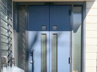 エクステリアリフォーム キレイに張り替えた玄関ドアと、屈まず使える立水栓