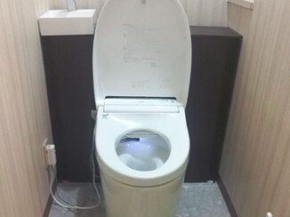 トイレリフォーム 配管やコードをスッキリ隠して、お掃除もしやすくなったレストルーム